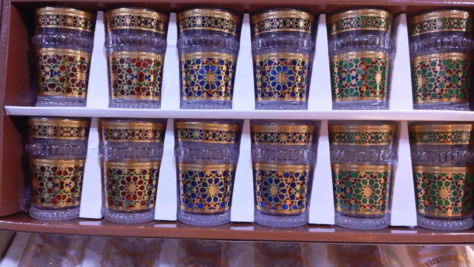 كؤوس شاي مغربية فاخرة بنقوش ذهبية وزخارف ملونة تقليدية