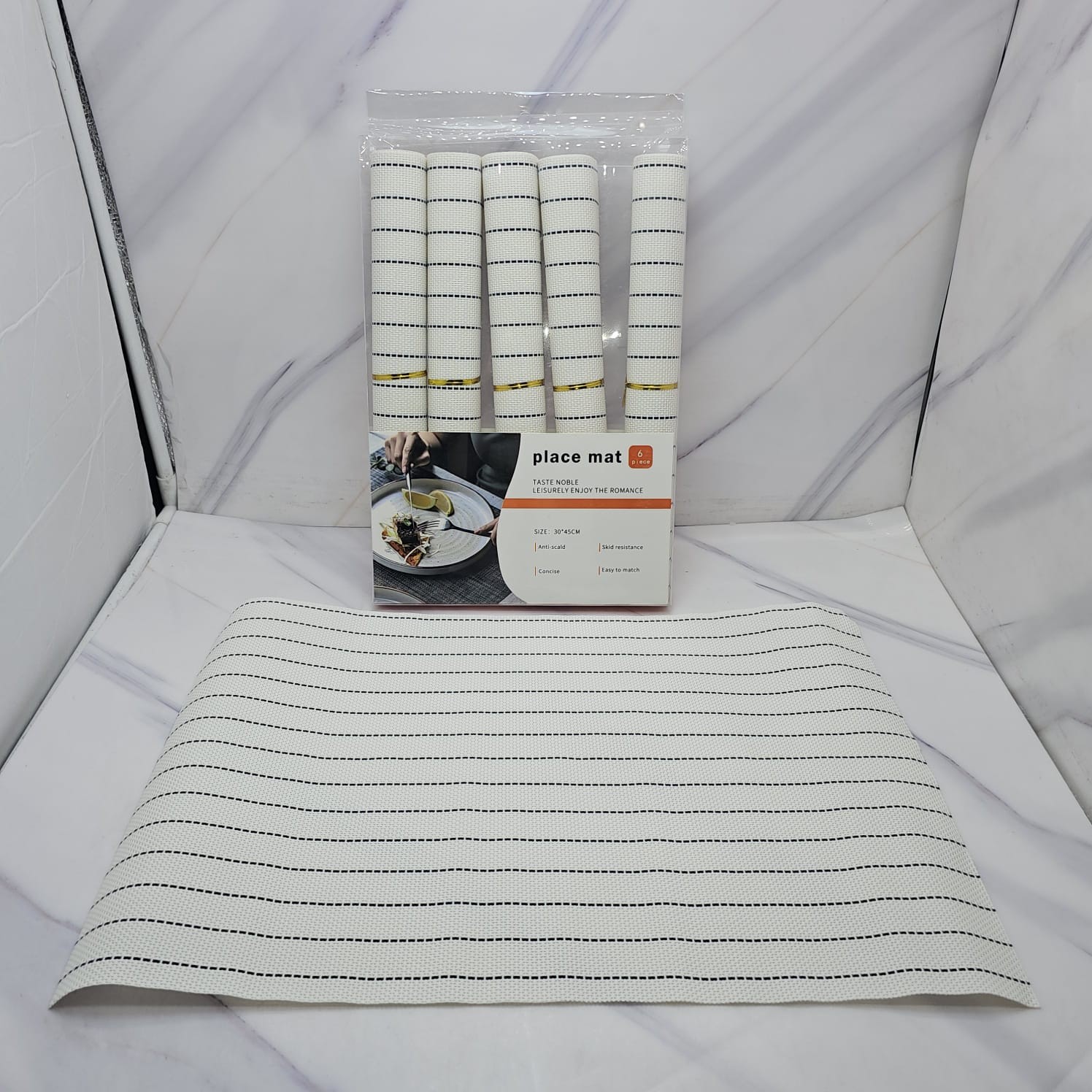 مجموعة من مفارش طاولة (Placemats) أنيقة وعملية،