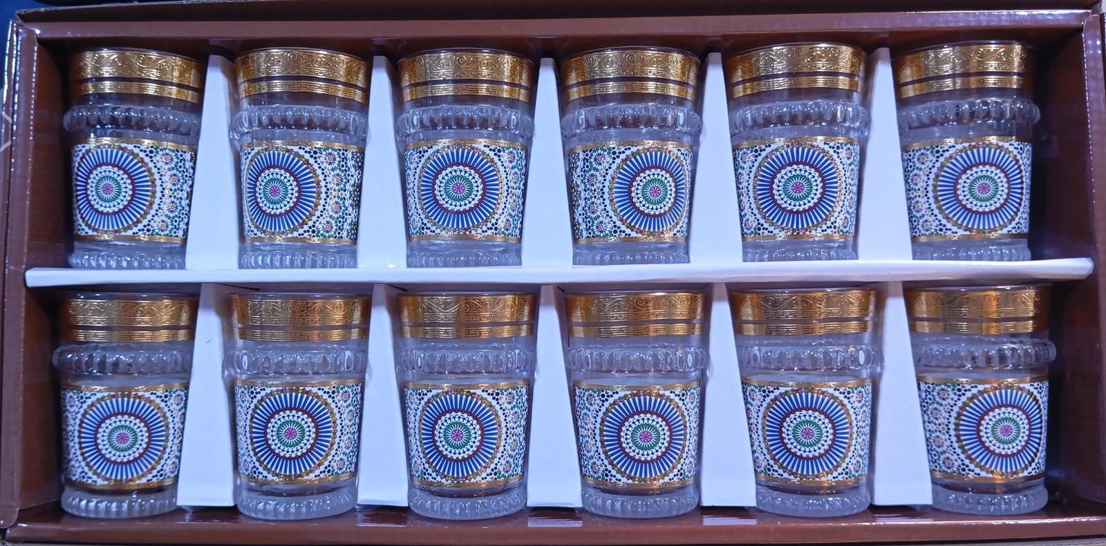 كؤوس شاي فاخرة بنقوش ذهبية