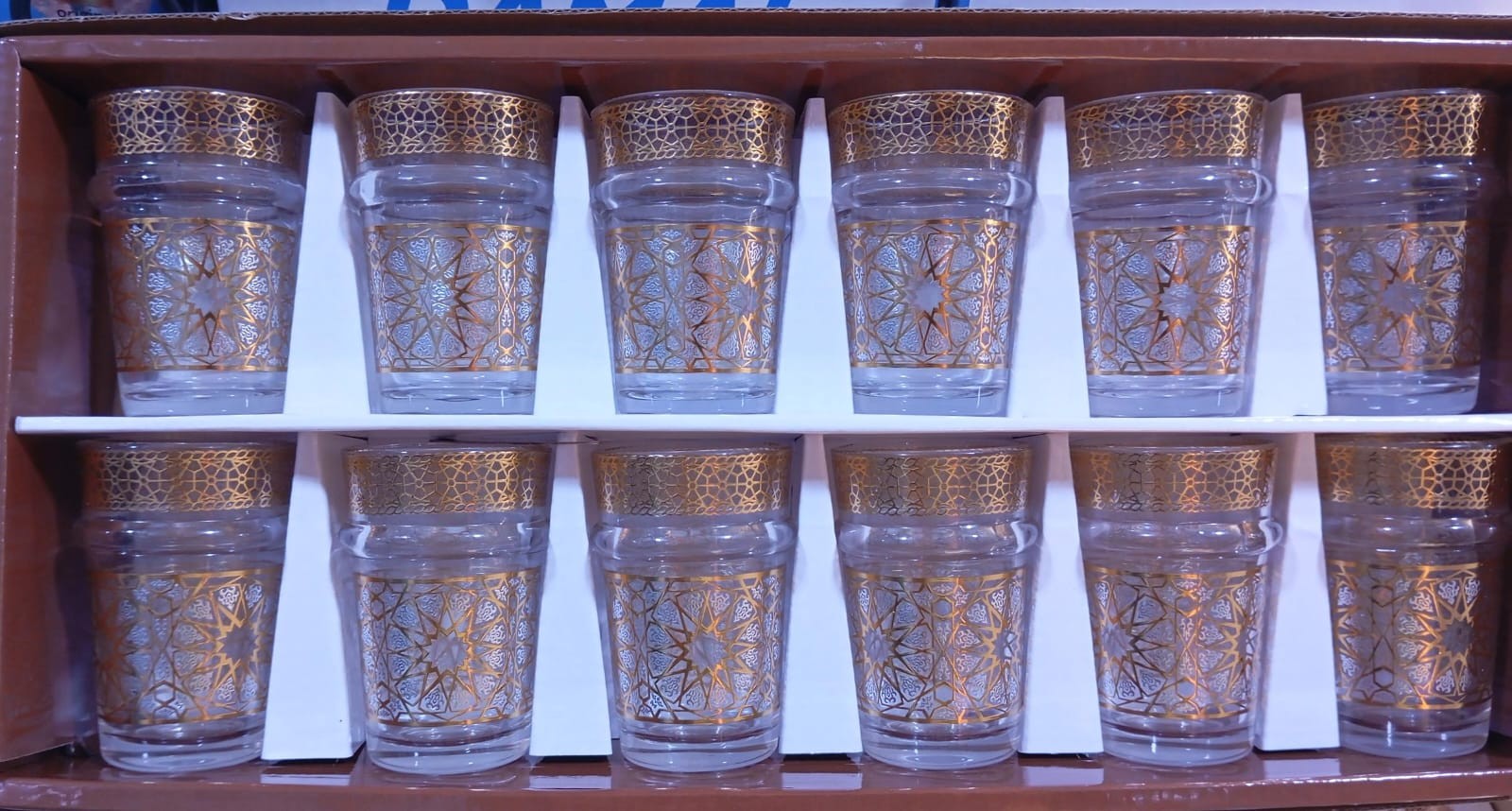 كؤوس شاي فاخرة بنقوش ذهبية وزخارف تقليدية