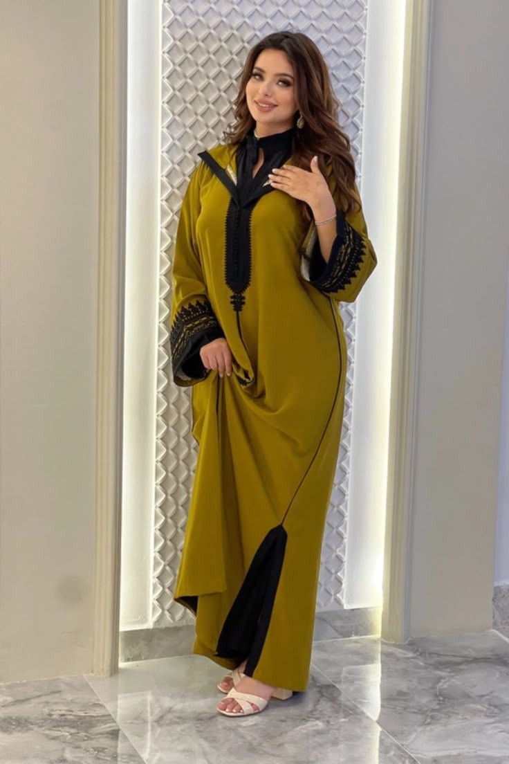 Djellaba femme en velours brodé – Artisanat marocain de luxe
