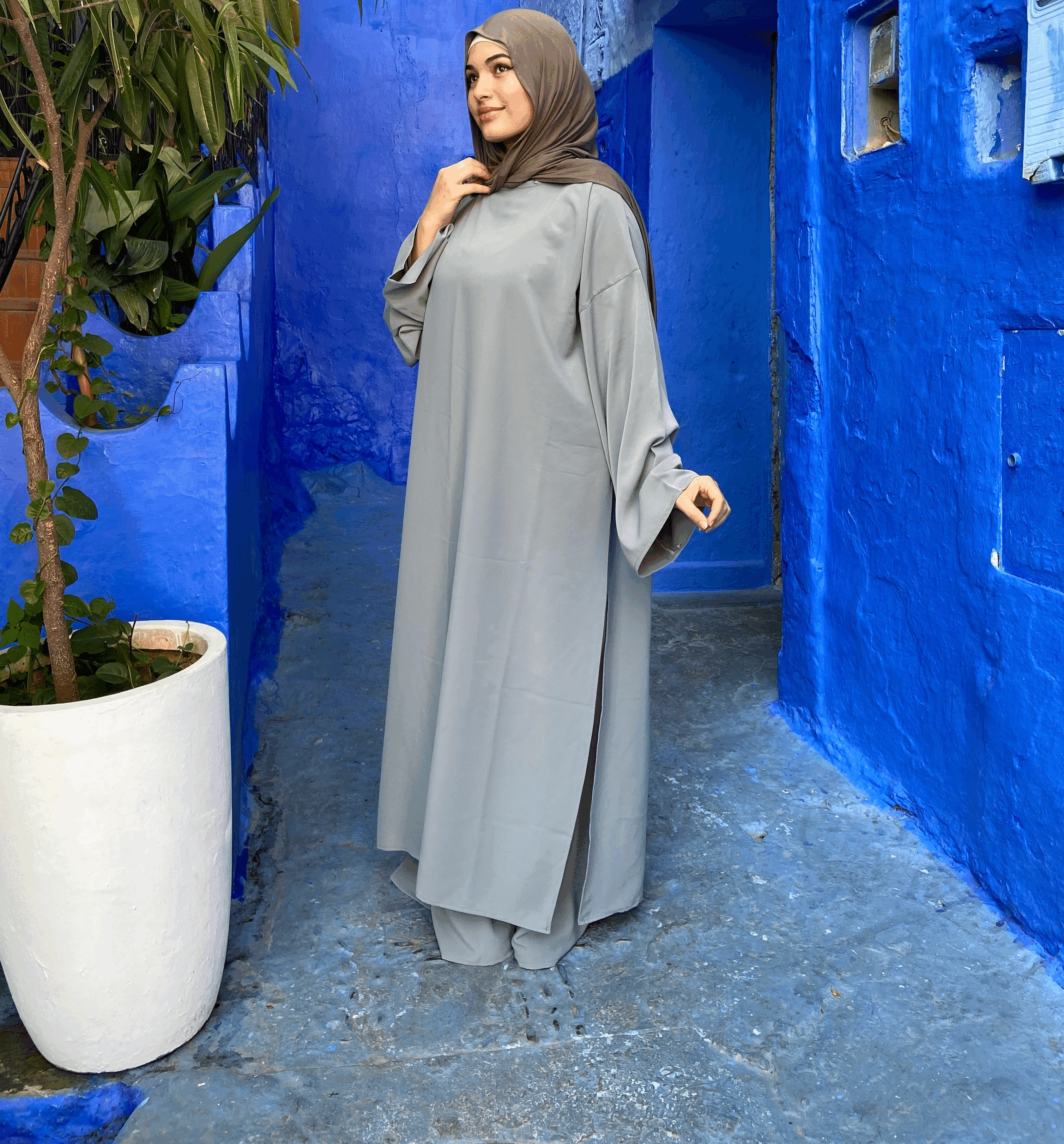 "عباية خفيفة وواسعة… ضرورية لصيفك 🌸☀️"