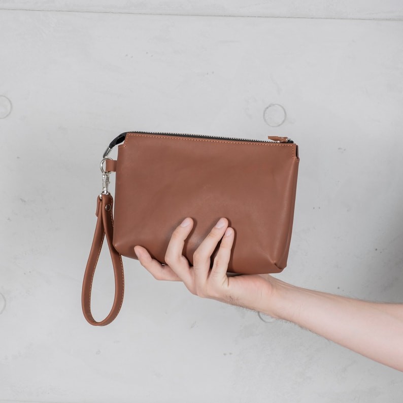 Pochette en cuir faite main – Pratique, stylée, 100% marocaine.