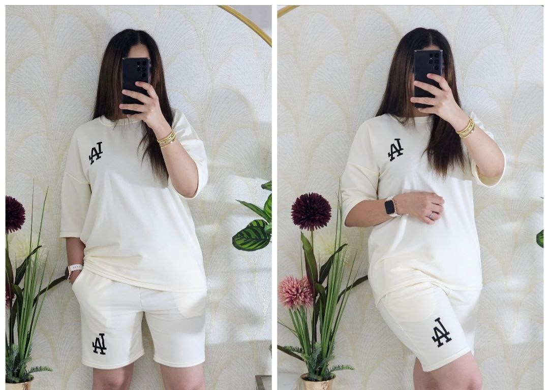 Un ensemble d'été confortable composé d'un short et d'un t-shirt