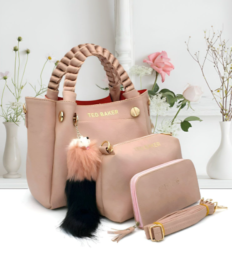 حقيبة أنيقة مكوّنة من ثلاث قطع متناسقة، تجمع بين العملية والجمال