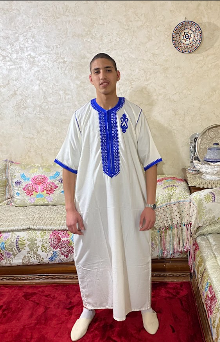قميص ابيض و الطرزة فالازرق ثوب لولان و بلغة فاسية للاعياد و المناسبات