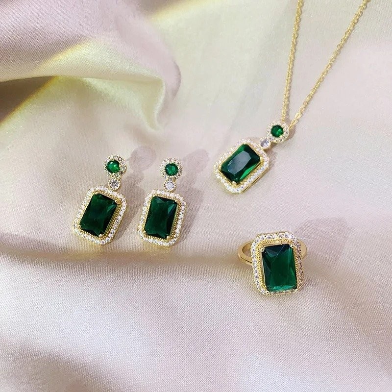 Ensemble de Boucles d'Oreilles, Collier et Bague